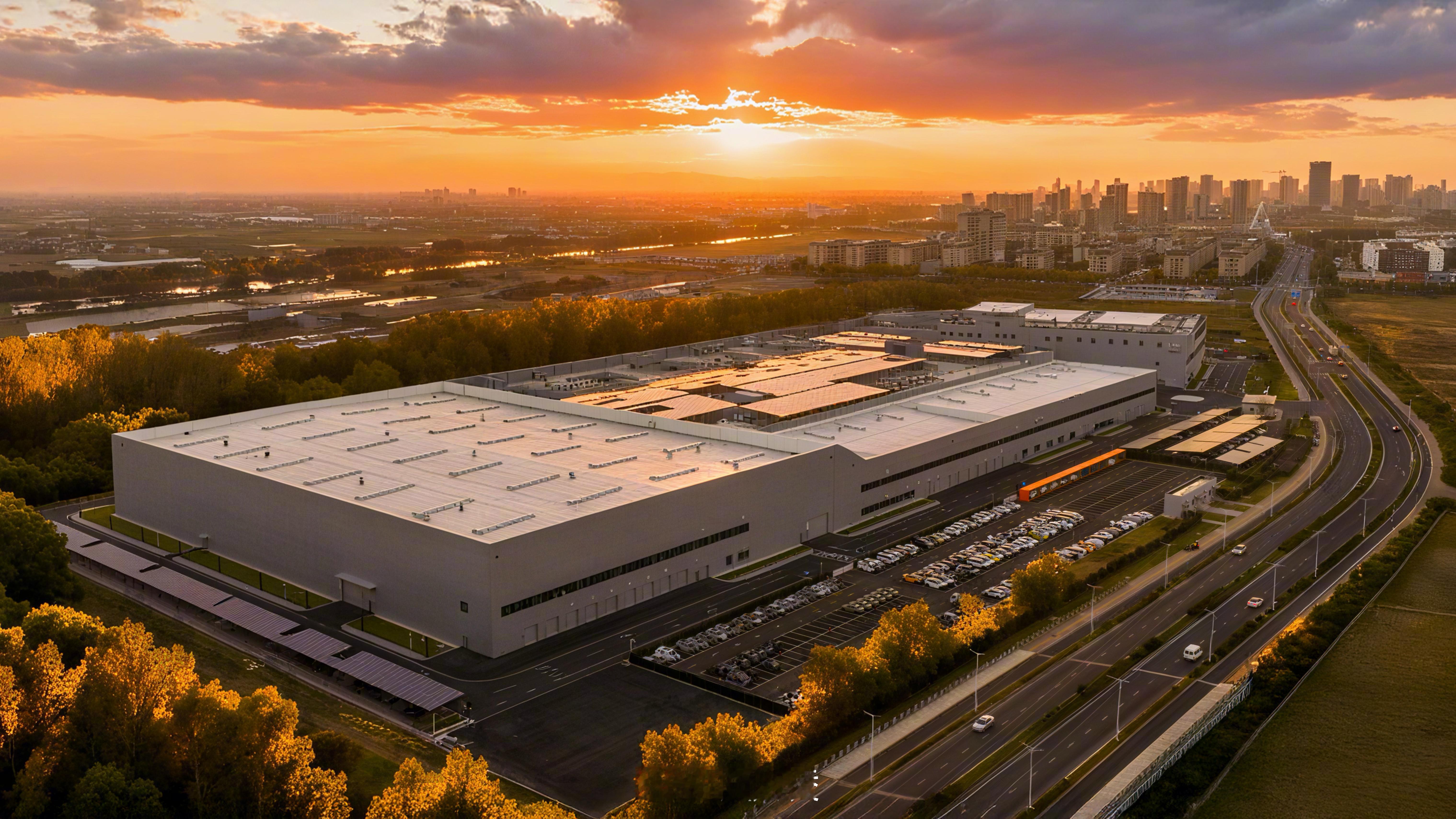 今天，吉利汽车在浙江宁波正式发布了全球全域安全中心，并一举斩获五项吉尼斯世界纪录