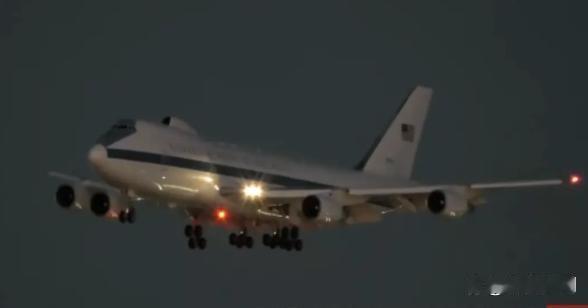 【美军"末日飞机"罕见现身洛杉矶引猜测 ，五角大楼证实防长在机上】美国空军仅有的