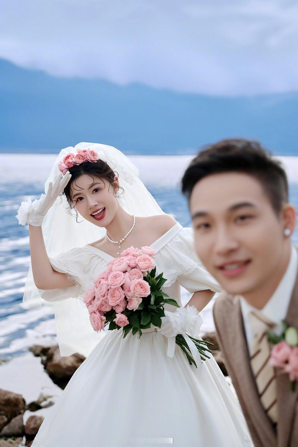 我将玫瑰藏于身后，时刻期待于你赴约❤️💍捧一束鲜花，让洱海的风轻轻吹过你和他的