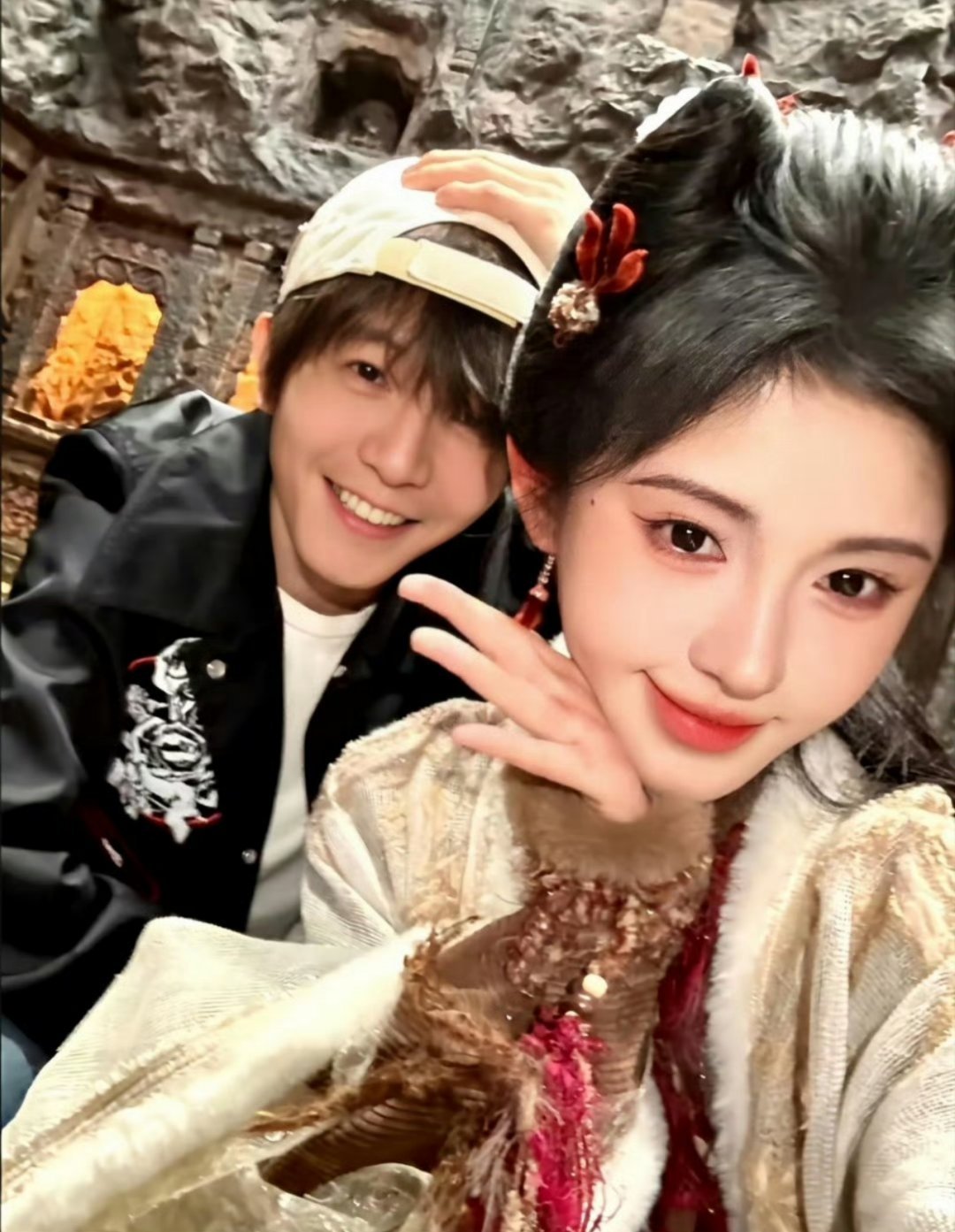 鞠婧祎请客郭敬明剧组鞠婧祎前往郭敬明新剧组，自费安排饮品招待全体工作人员。很多人