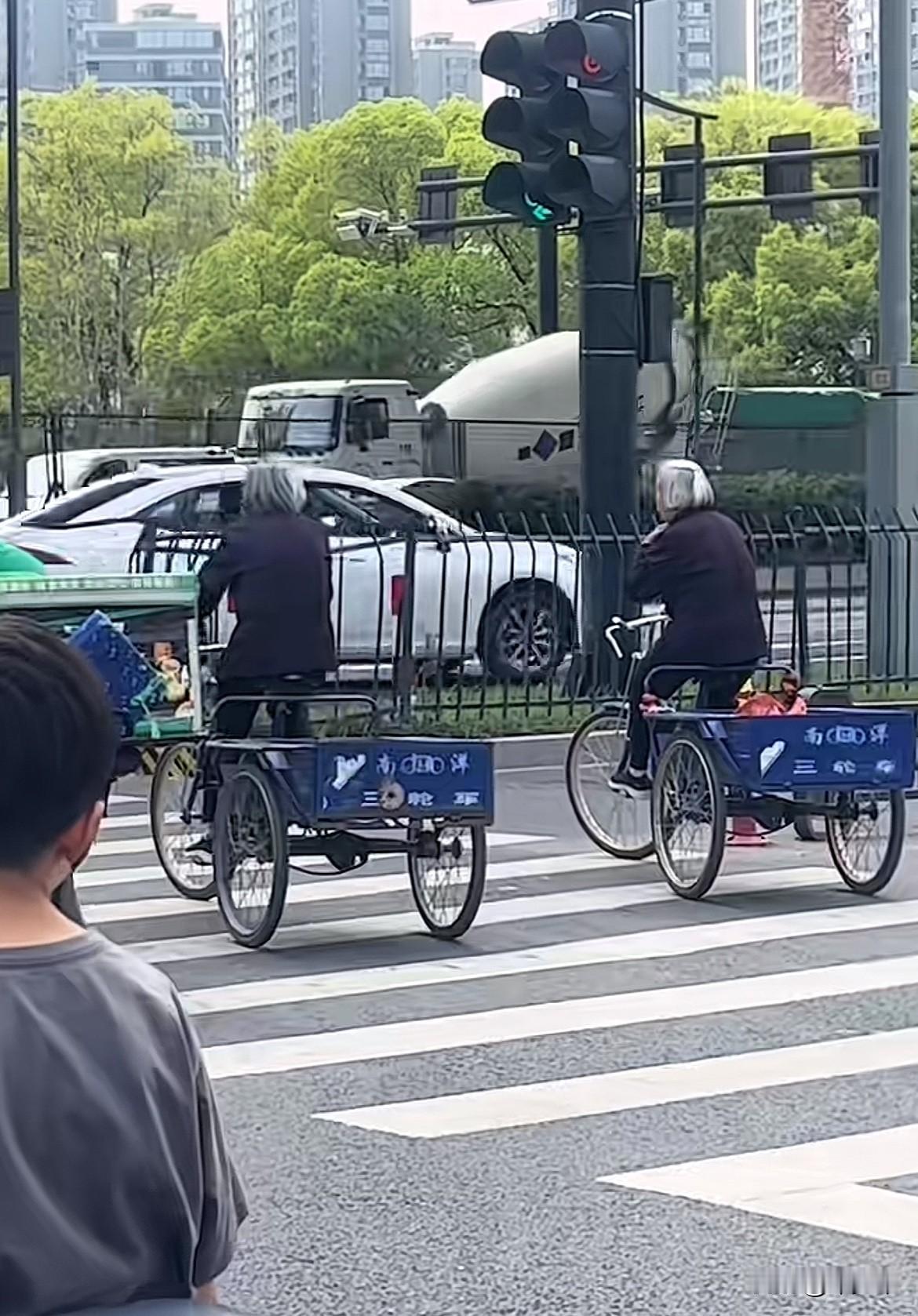这是老年双胞胎吗？没想到不仅撞衫撞发型，还撞车了！
