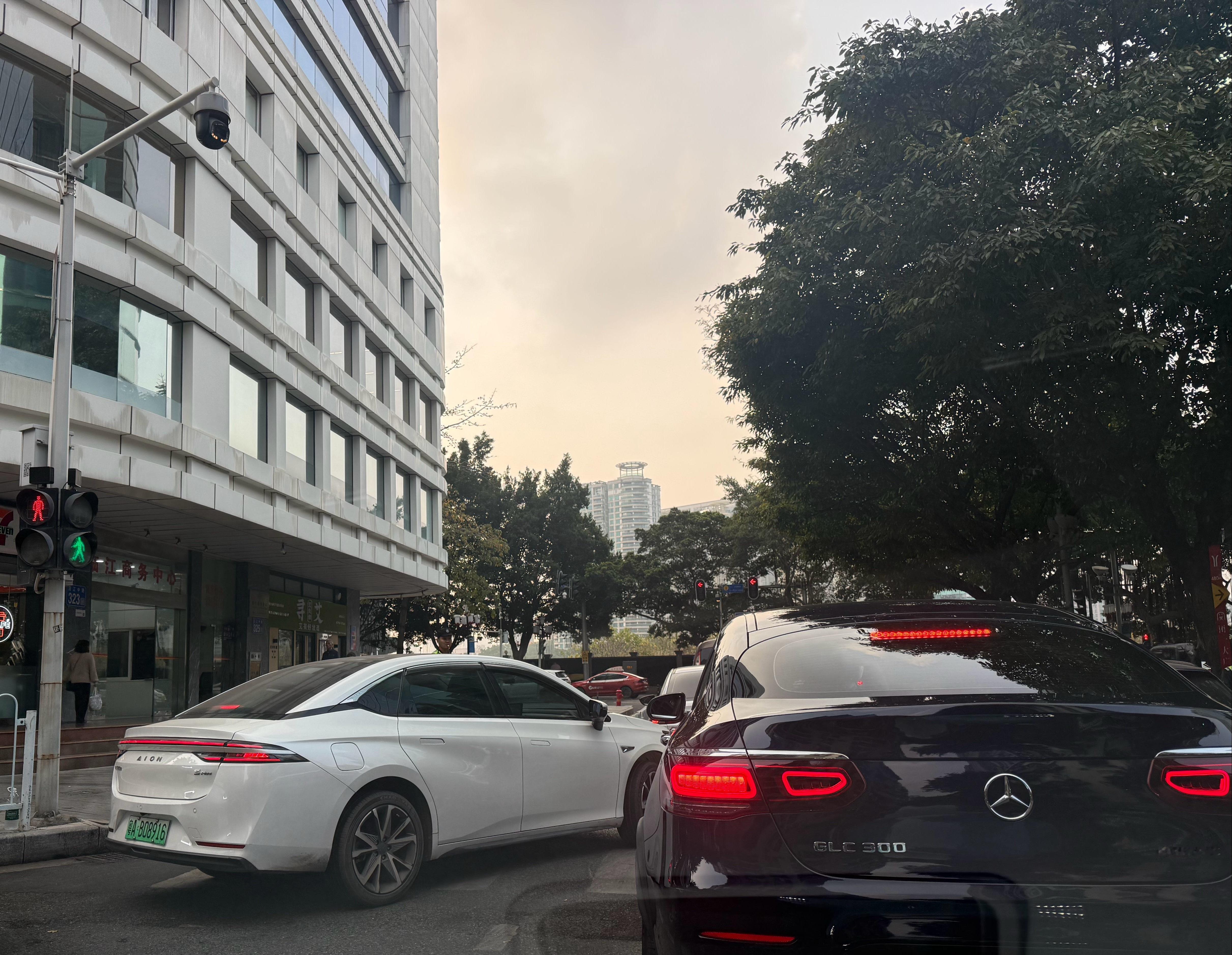 真的很难理解，明明直行车道是红灯，大家都在等。黑车还留了空位方便斑马线的人过马路