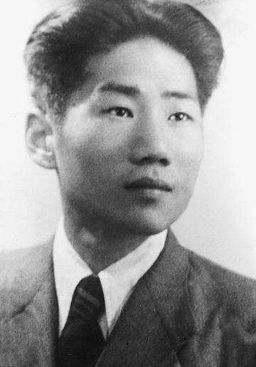 1955年，中央派人前往朝鲜将毛岸英坟墓迁回国，可当大家刚开始挖，就突然跑过来一