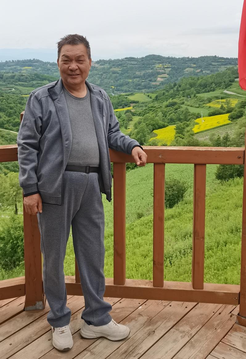 美国根本没真正放弃遏制中国，只是换了个更隐蔽的玩法。
之前几年硬打贸易战、芯片封
