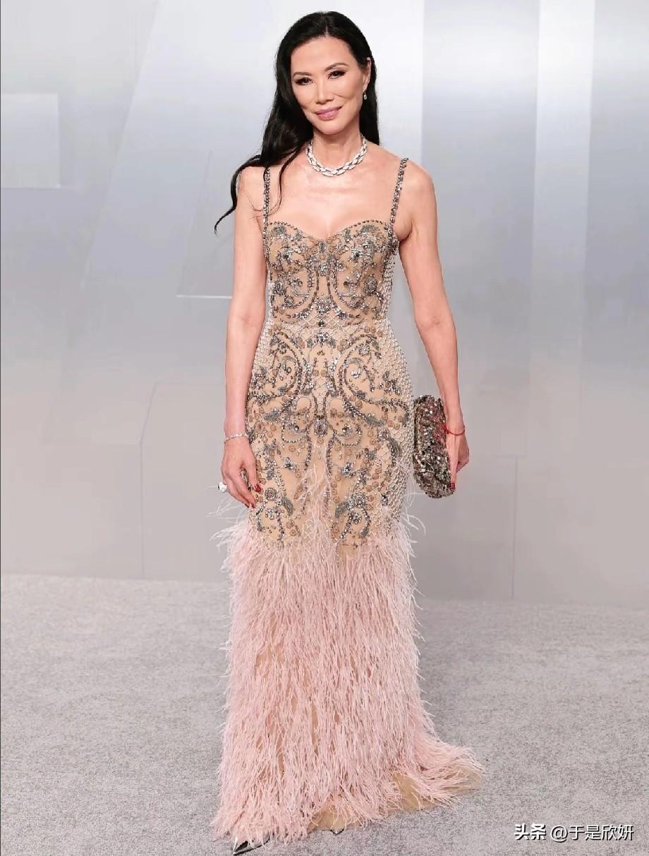 从普通女孩到传媒帝国女主人，邓文迪的人生，比爽文还敢写！

56岁的邓文迪，一袭