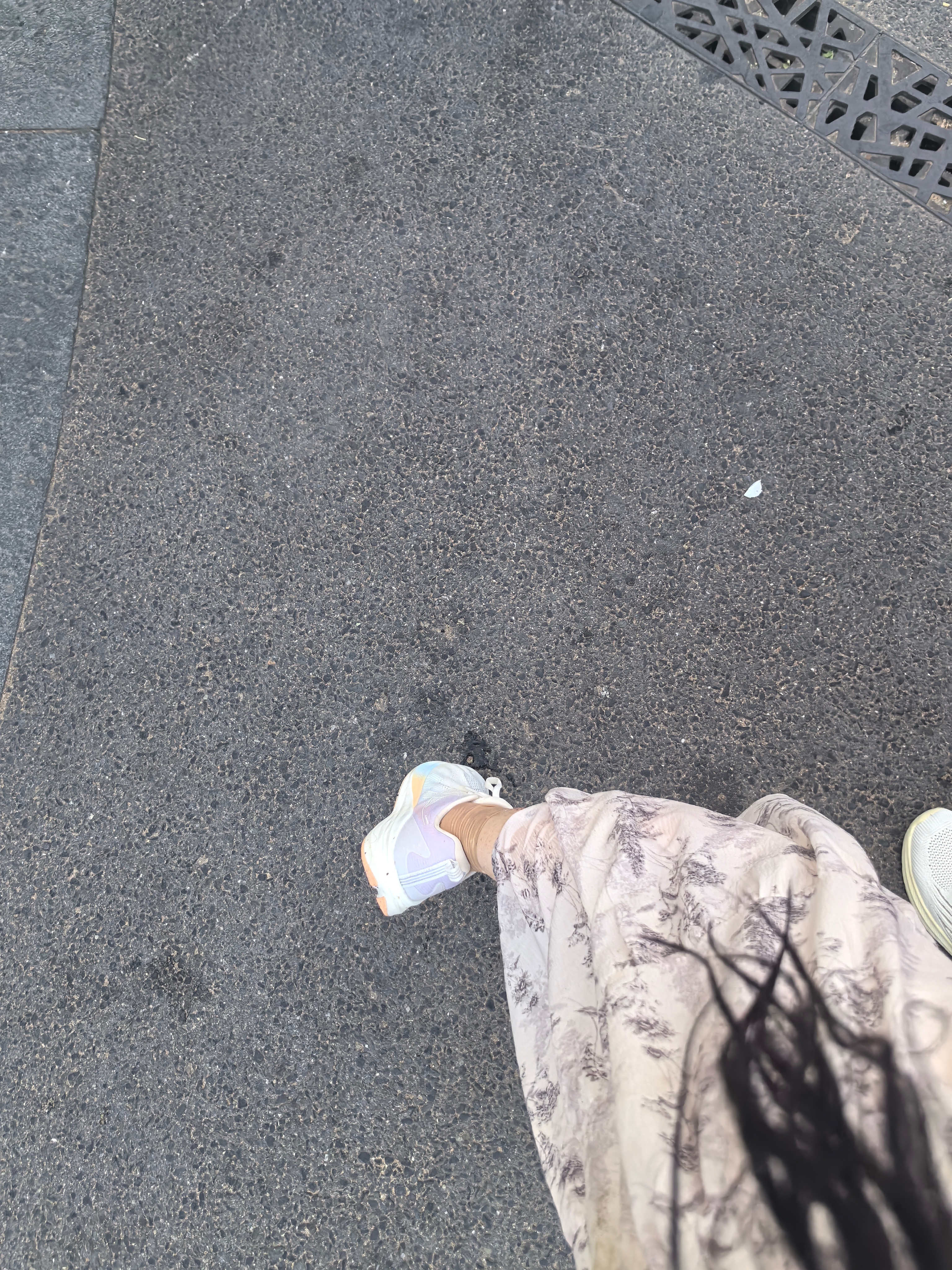 太惨了一整个掉海里了头发湿了衣服和鞋子都湿了 