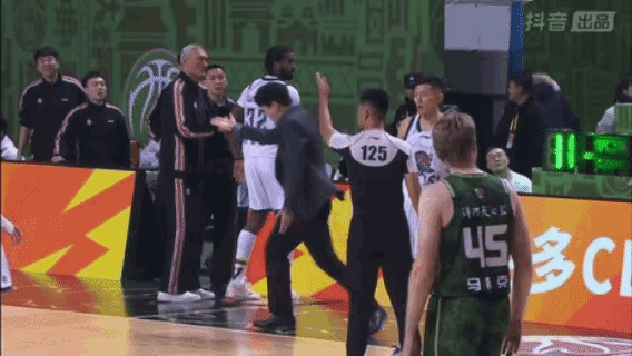 有点NBA味道了……这票价值了！
山东男篮主教练邱彪进入场地内指责和抱怨，禁赛两