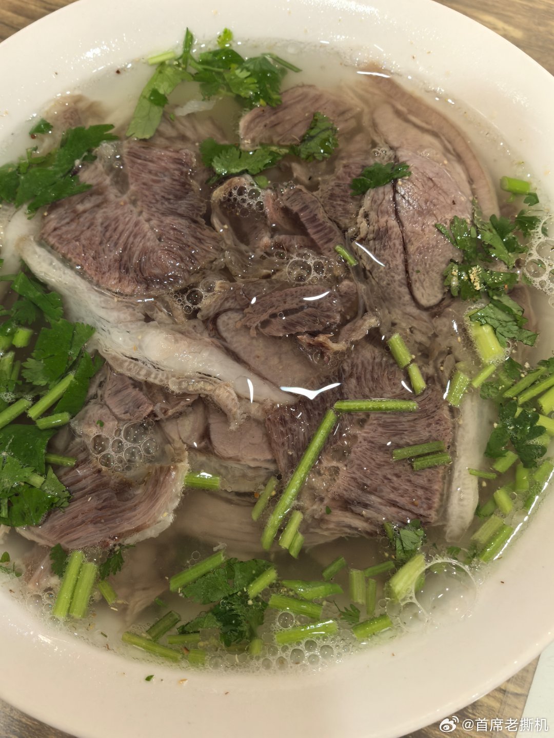早上喝了一碗羊肉粉汤，怎么说呢，羊肉入口一瞬间，太赞了！！！ 敦煌