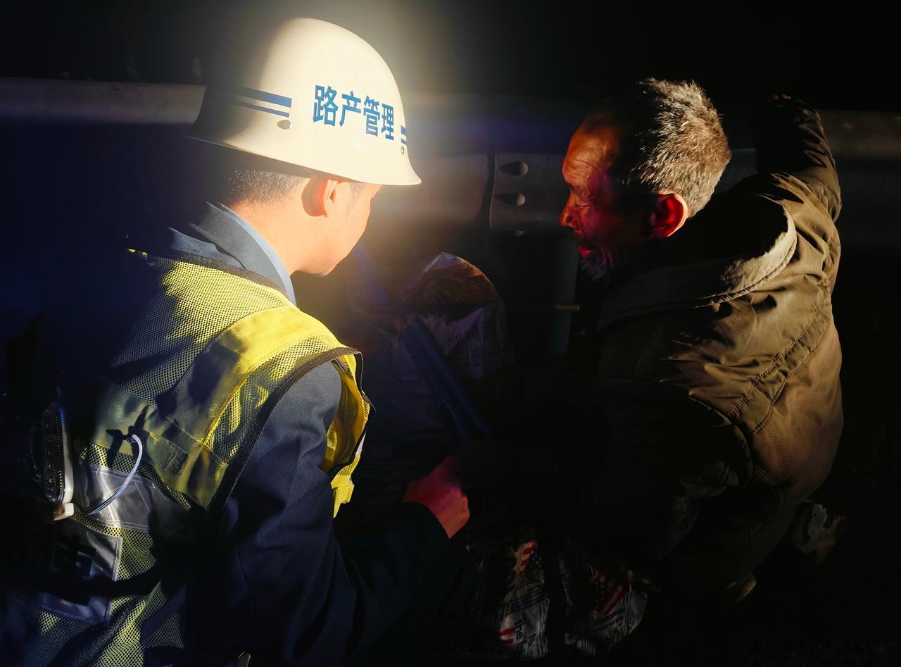 【河南交通：许平南高速 | 深夜暖心救助迷途老人】

4月13日深夜，一名老人不