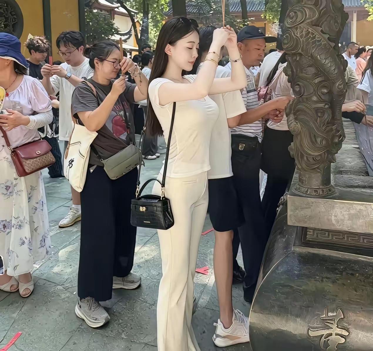 全网都在猜这个姑娘在求什么
1.90%以上的人猜求姻缘（这样的人应该不缺姻缘）