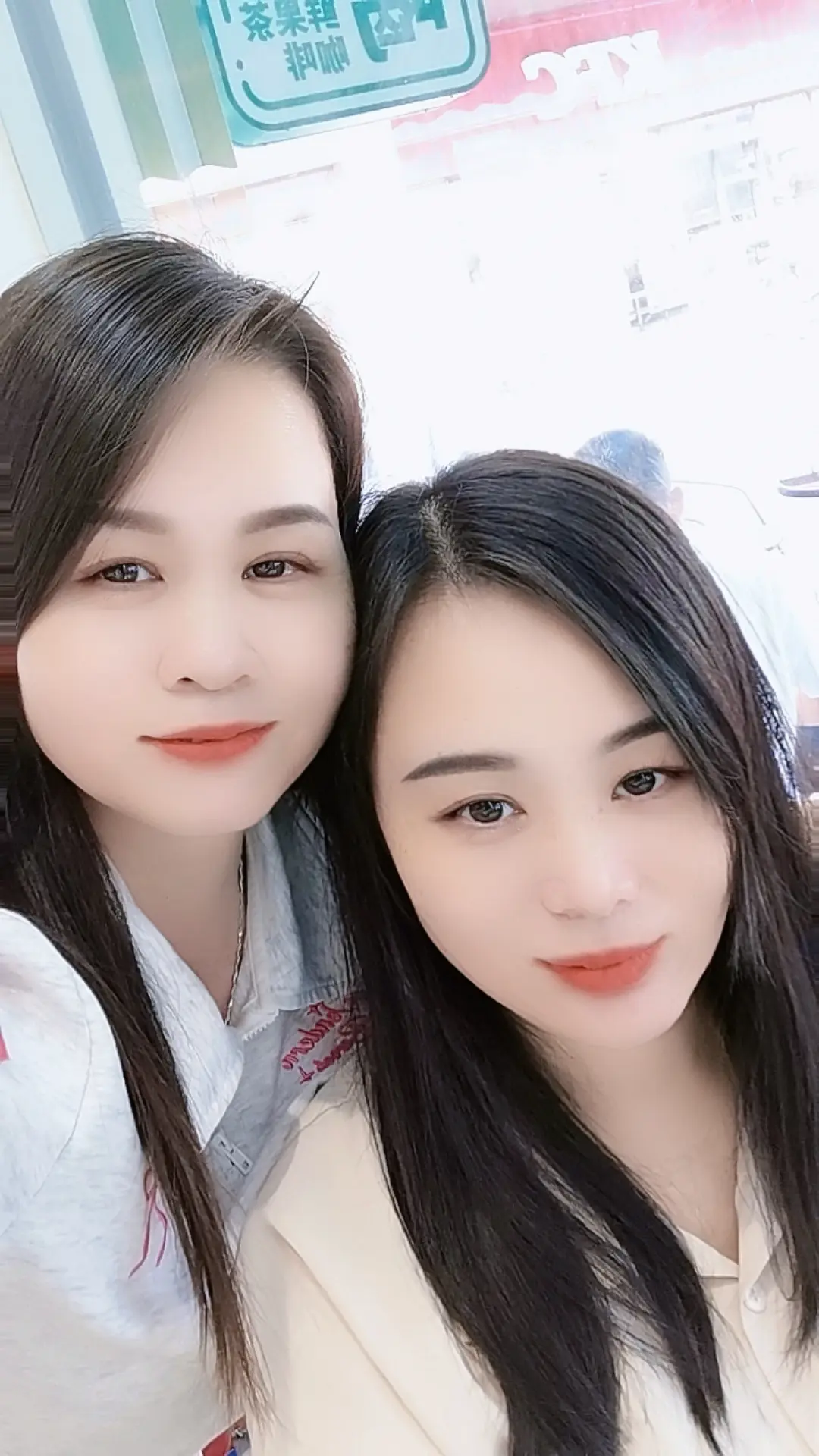 姐妹俩差不多两年没见面了，一见面就在这里臭美😂😂😂