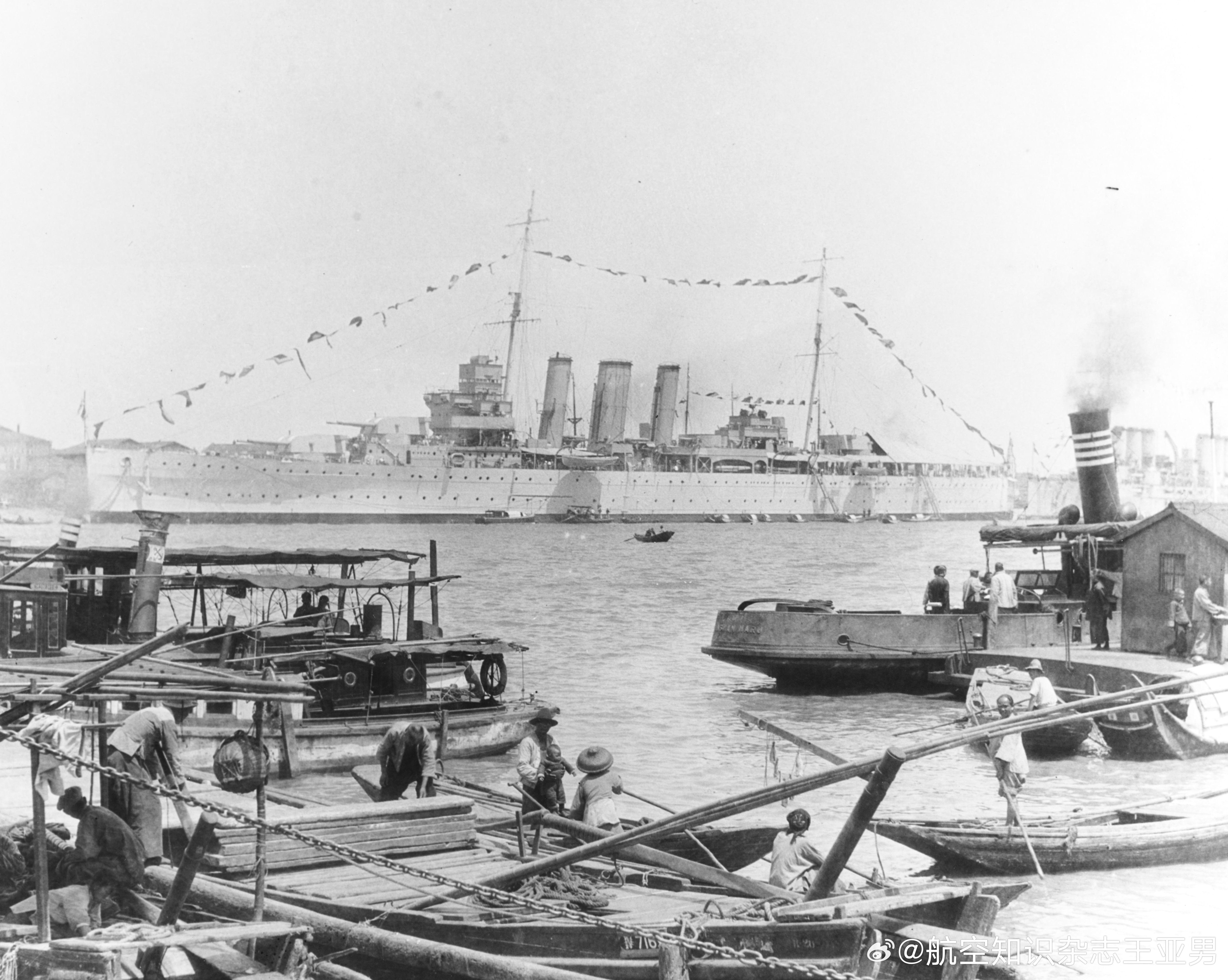 1930年12月11日停泊在上海江面的英国皇家海军“肯特”号巡洋舰，军舰悬挂满旗