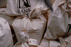 黄金经历惨烈抛售看了一下自己买的一些黄金，价格最近这几天都在降，还有很多地区在抛