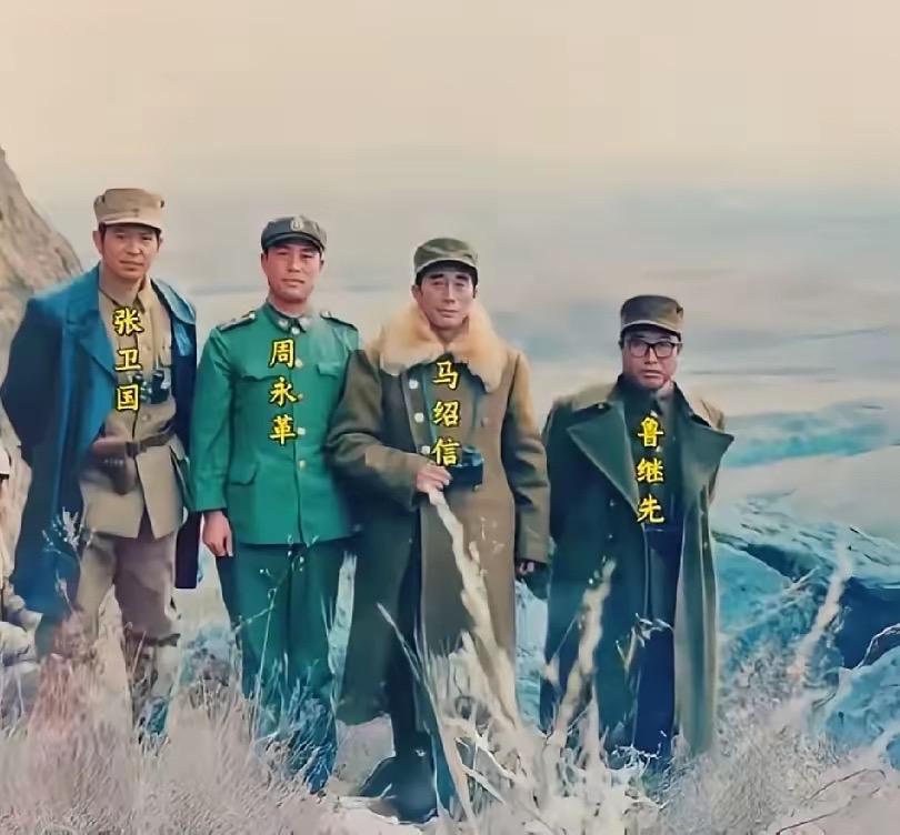 这张合影拍摄于1989年，是八一电影制片厂史诗电影《大决战》拍摄期间，原四野主要