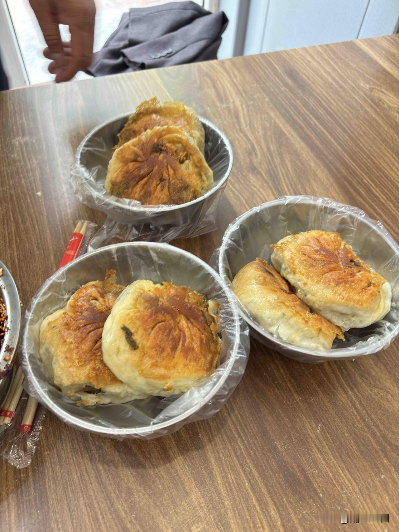 商洛汇通包子，个大味美，1.5元一个，看墙上简介，2003年开始创立的，后来在2