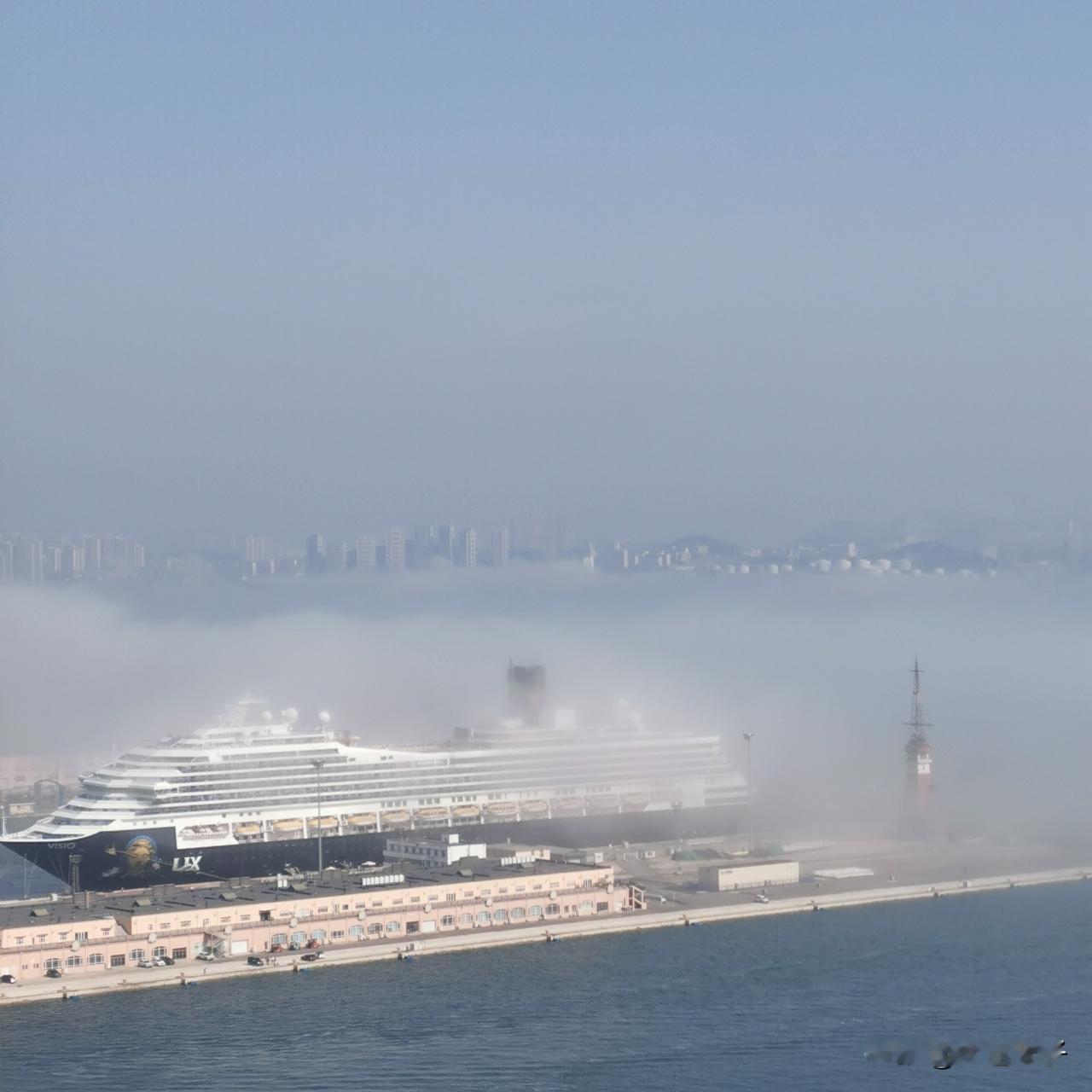 东港又遇平流雾，这般美景您看到了吗？

就在今天早上，
大连东港海面又遇平流雾，