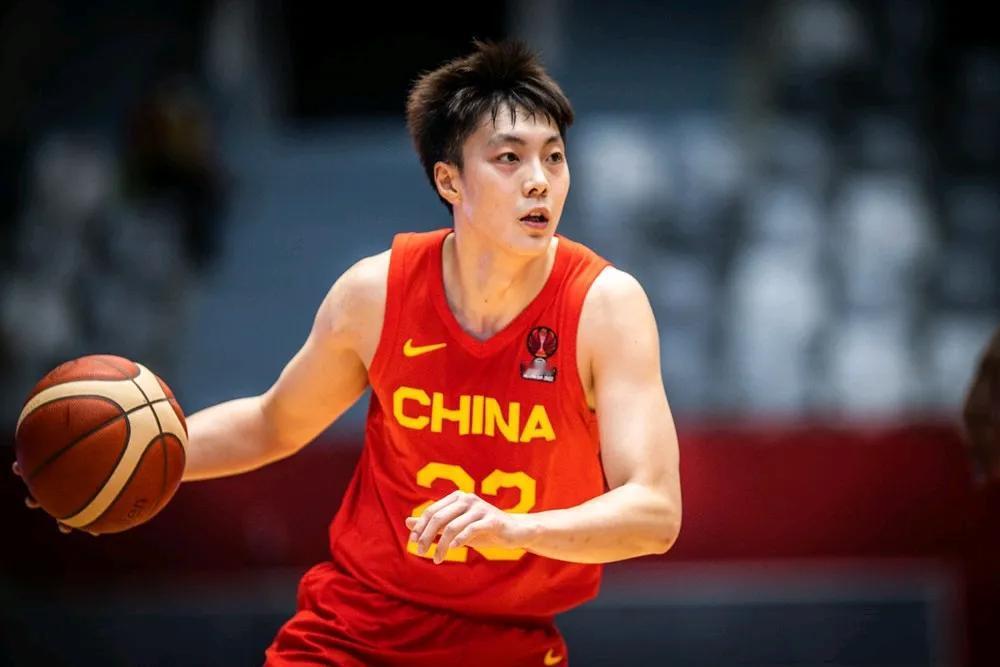 4年后中国男篮阵容预测：能打进洛杉矶奥运会吗？

主教练：刘维伟
助理教练：周鹏