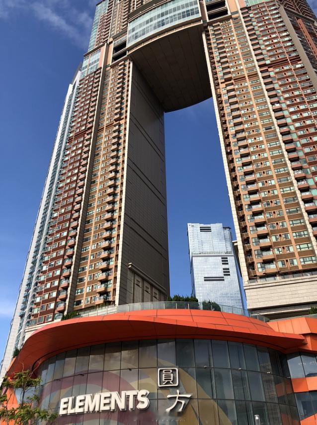 香港九龙永久维港海景房，93平3房，说是卖7000万，带2个车位。70多层的景观
