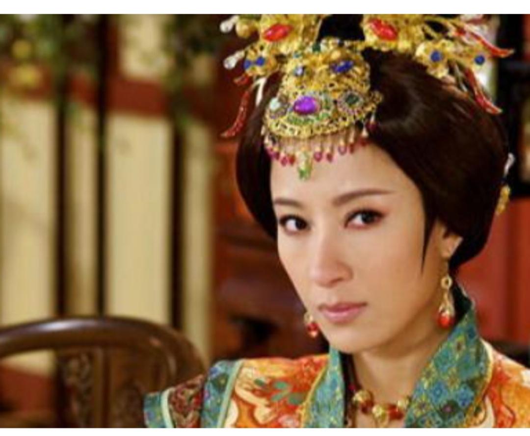 在中国历史的浩瀚长河中，明宪宗朱见深的故事总是带着几分神秘色彩。尤其是他对万贵妃