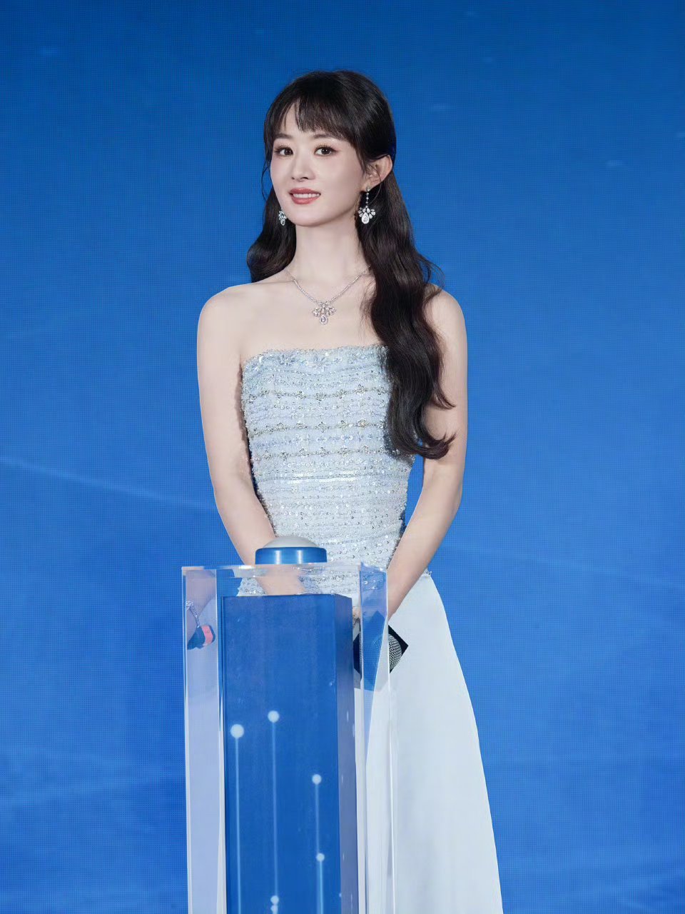 赵丽颖沁园年会，完全是丽丽公主吧！这个刘海造型好萌