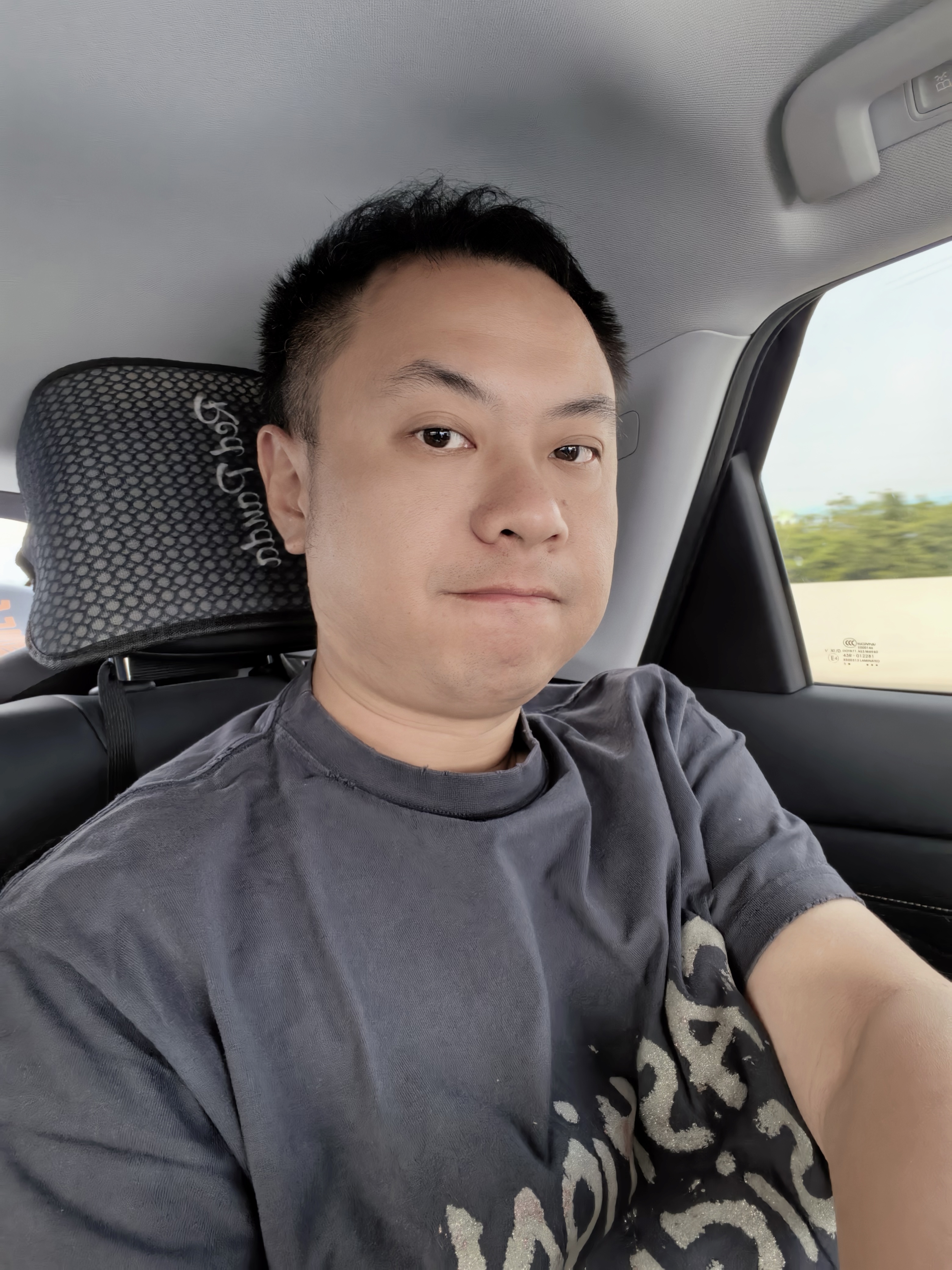 这台轿车的第二排坐姿这么高，我稍微直点坐，就顶到头
