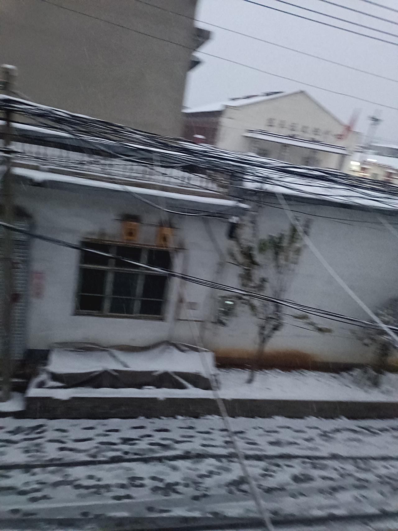 雪落无声，却惊醒了整个冬天。雪是冬天里的糖，撒在人间，甜了时光！愿我们岁岁平安，