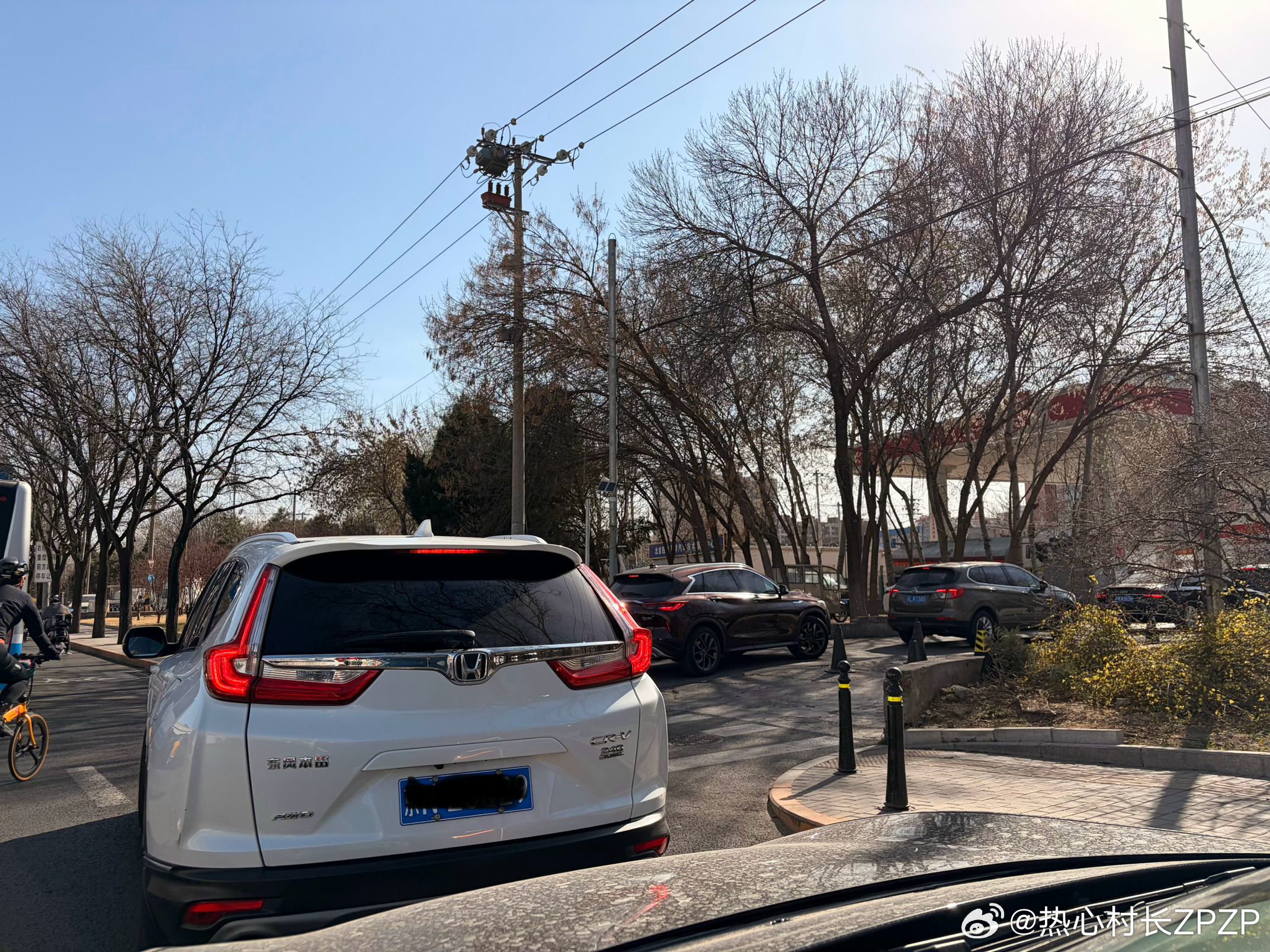 难得来一次加油站赶上油价上涨📈排大队你受的了嘛！此时此刻想说一句新能源真香没毛