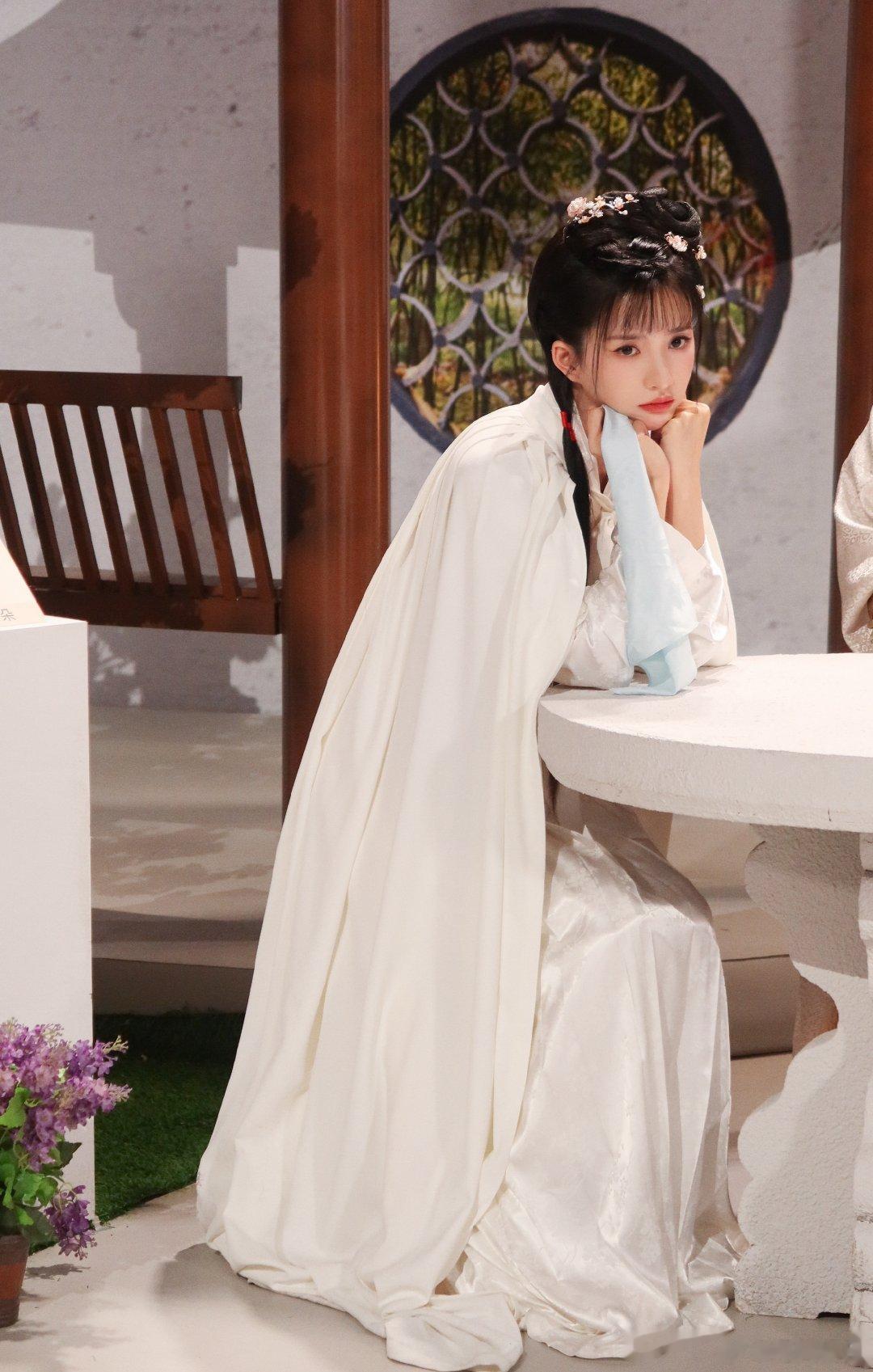 #硬糖少女303##刘些宁# 今日份糖妹新鲜物料刘些宁工作室更新分享新剧照一组从