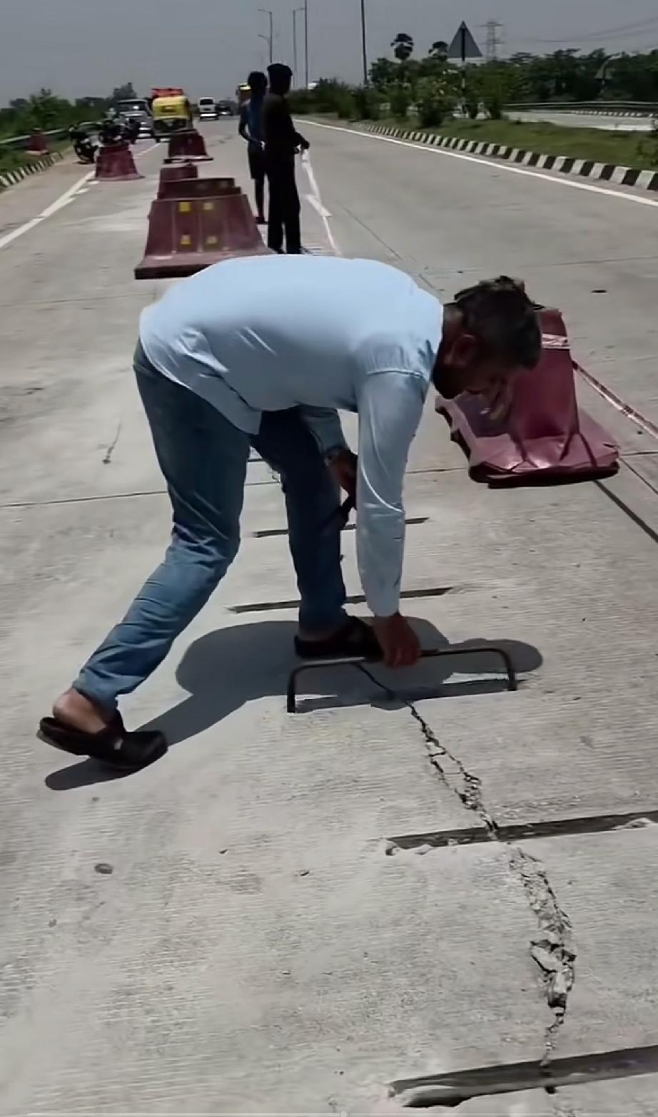 如果公路出现裂缝，推荐一种印度修法！

公路出现裂缝，如果裂缝较小，各个国家基本