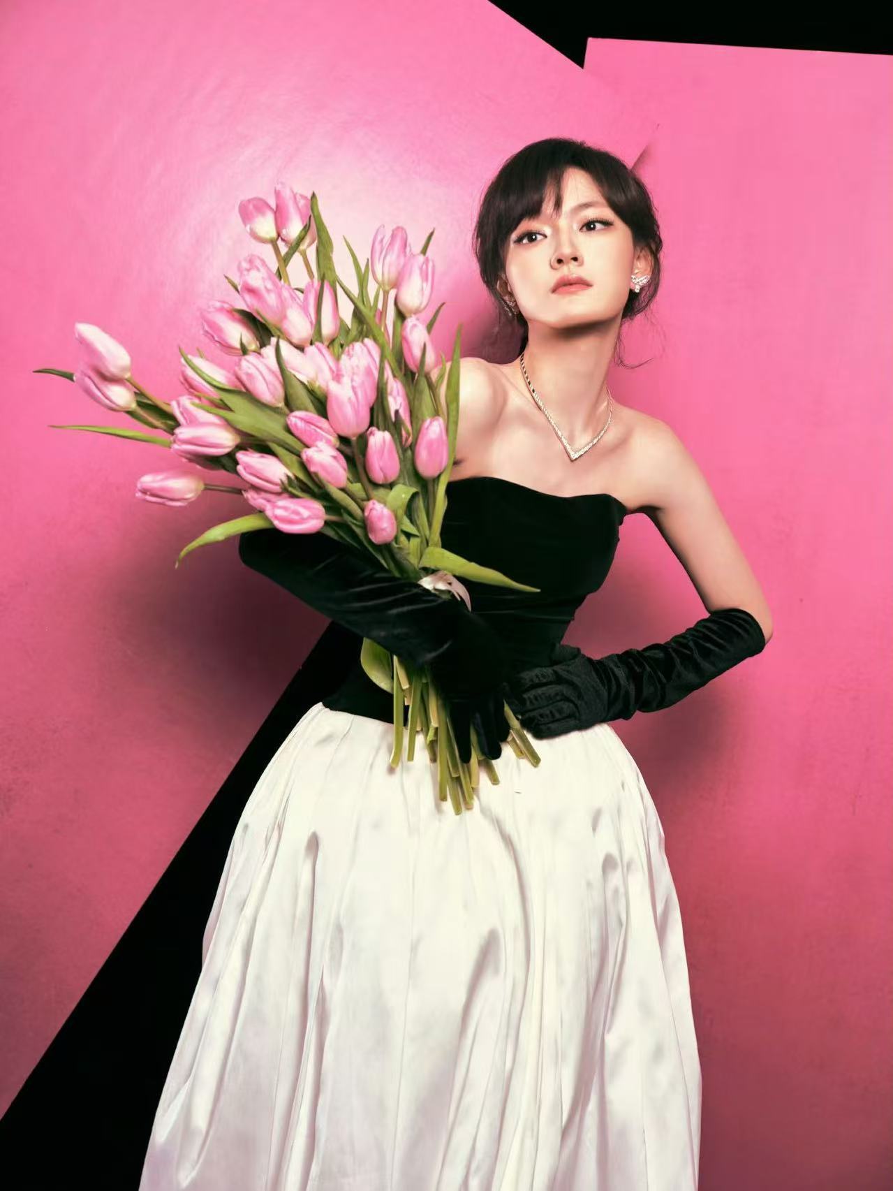 文淇 郁金香小姐 黑白长裙与珠宝的碰撞，化繁为简，利落高级。今天是郁金香小姐吖。