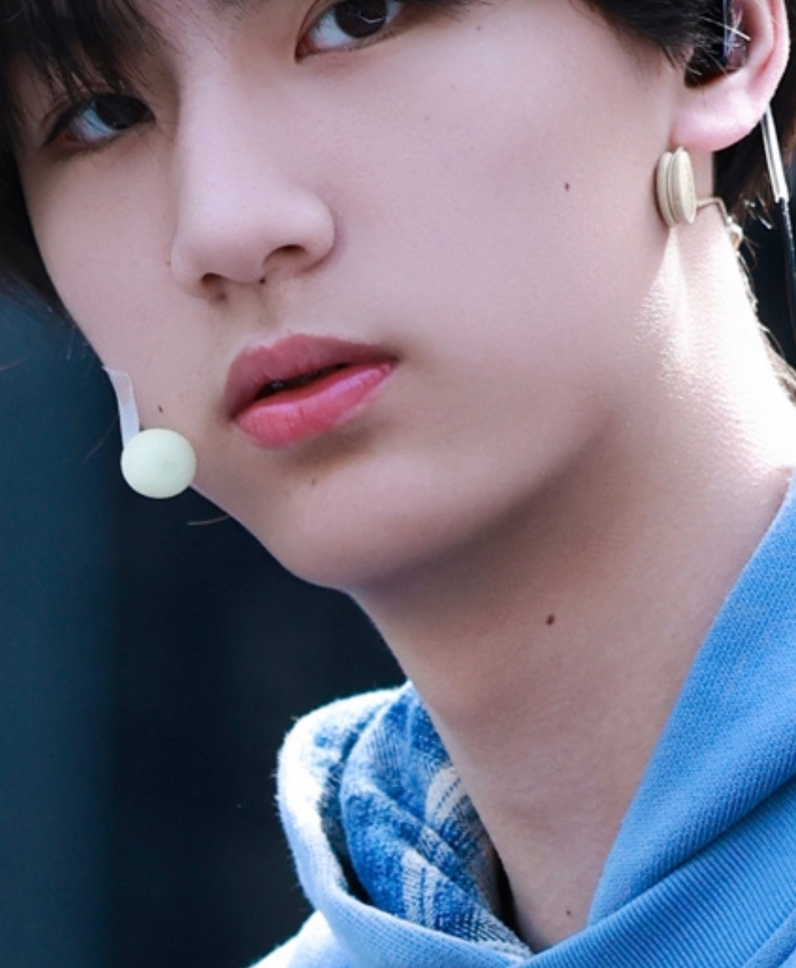 这男的小小一张脸和脖子上，竟然藏了八颗痣