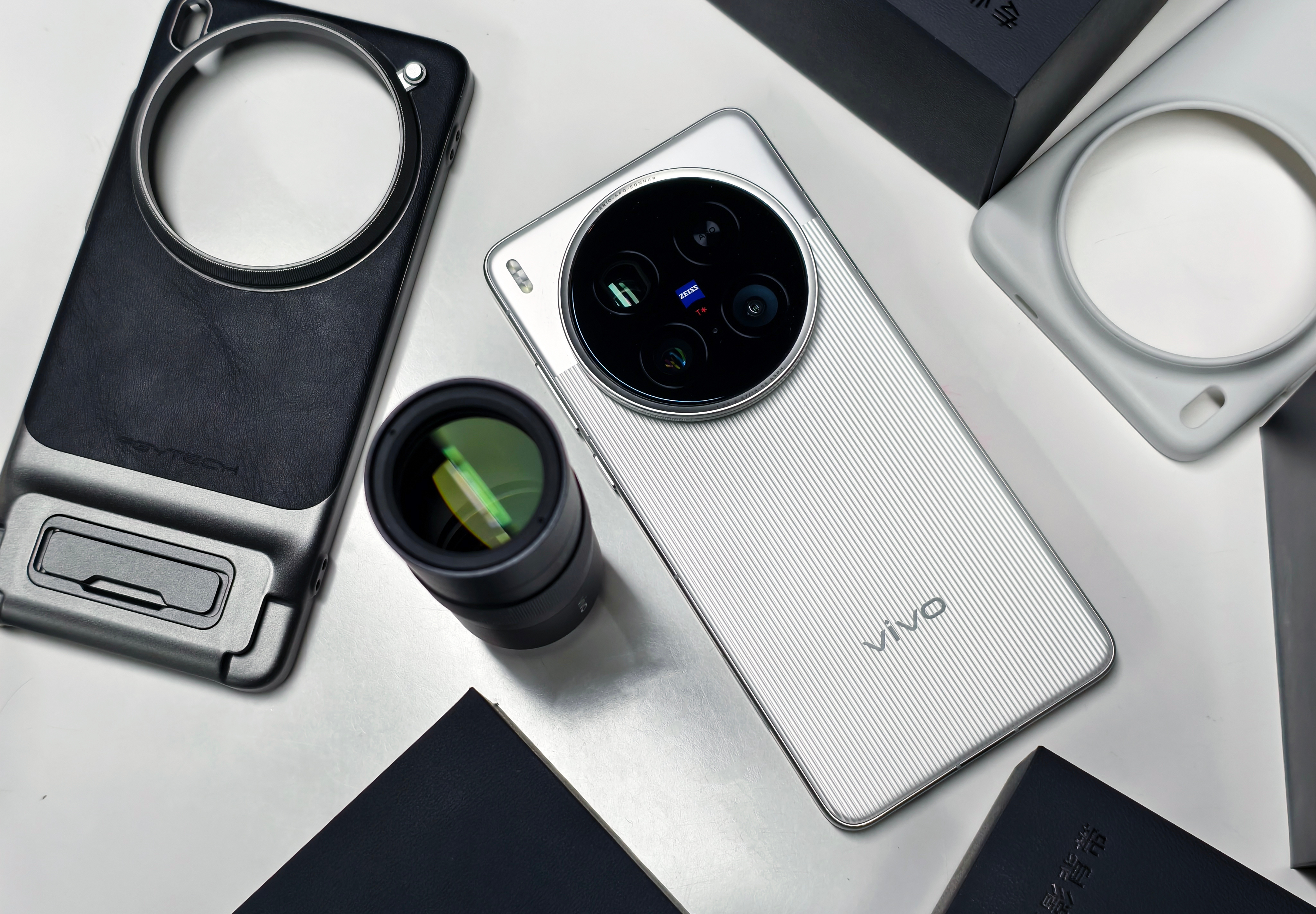 vivo X200 Ultra整体设计对比前代来说，在原有基础上融入了经典滚花纹