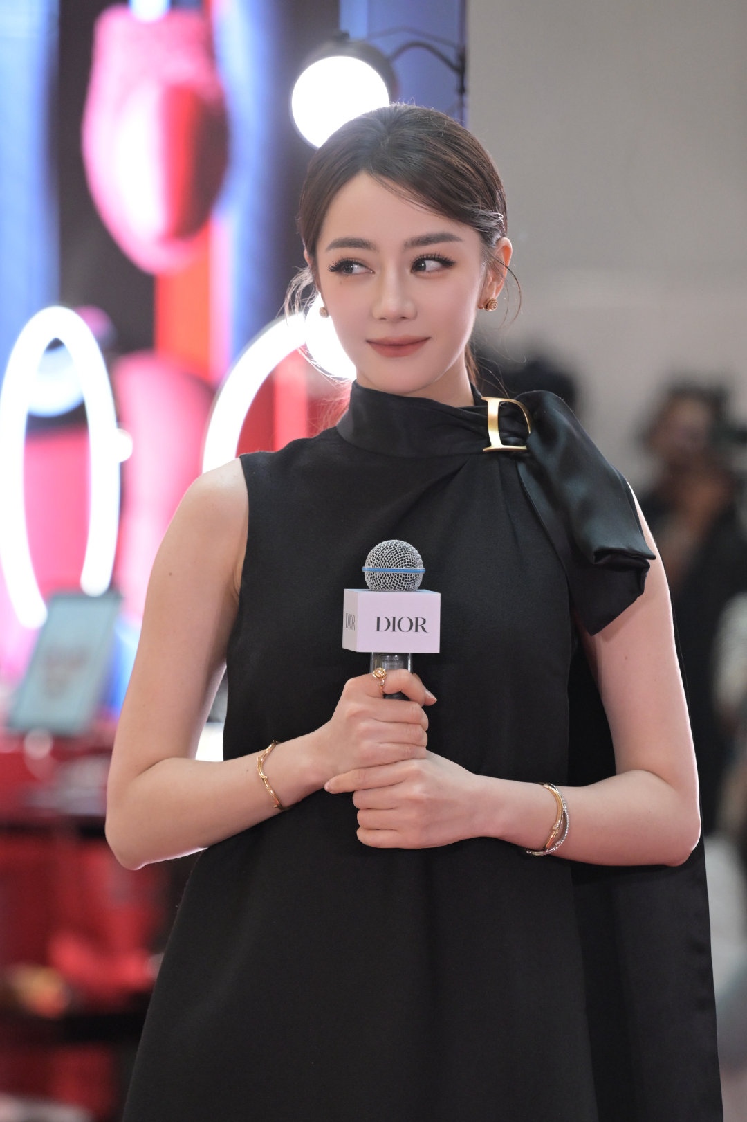 迪丽热巴迪奥惊艳派对380 趁活动还热乎，快去南京德基线下快闪打卡！get热巴同