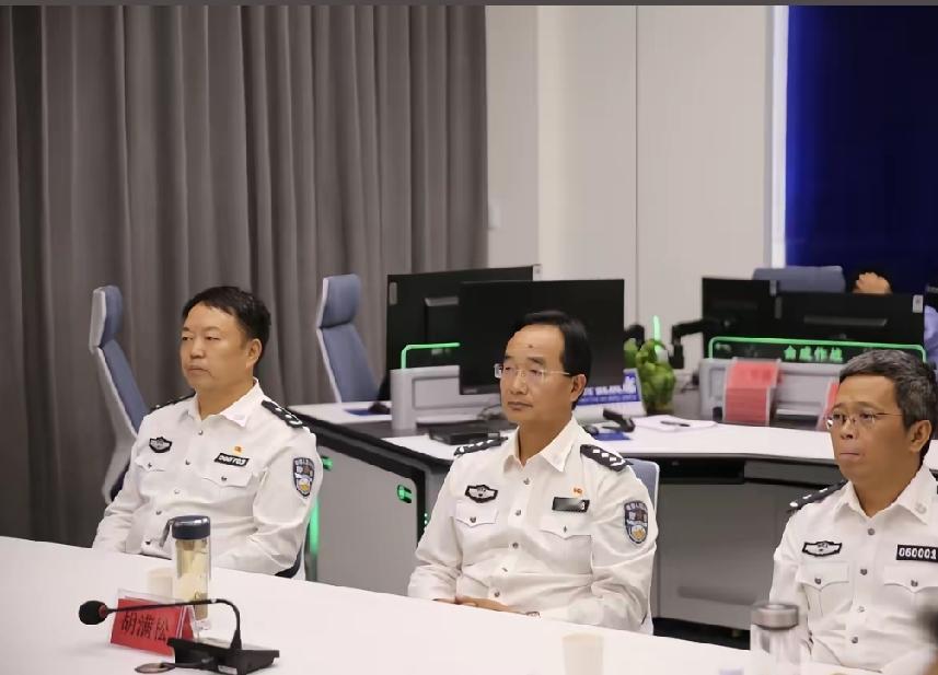 中间的一级警监级别最高，这个肯定毋容置疑，左右两边的都是二级警监，谁的职位更高，