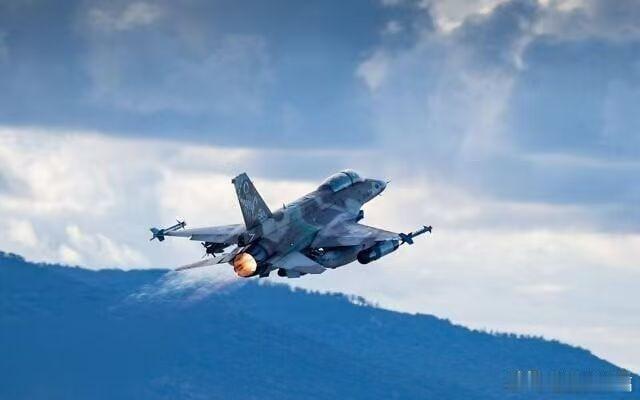 凤凰新闻特朗普估计就是想见好就收，谈个协议宣布胜利！结果内塔尼亚胡那边杀红了眼，