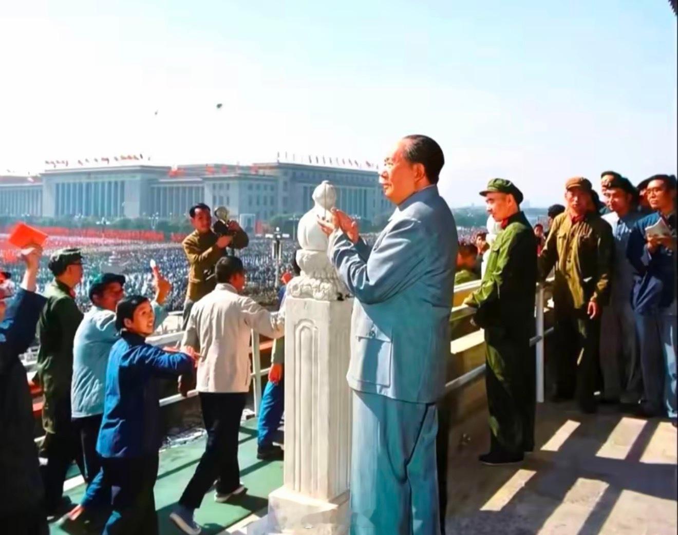 这张照片记录的是1966年10月1日，毛主席在天安门城楼上接见游行群众的经典瞬间
