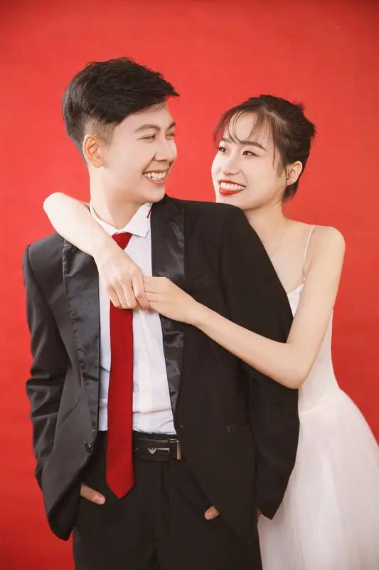 现在很多年轻人结婚，被彩礼、排场压得喘不过气。但河南这对00后夫妻却走出了不一样