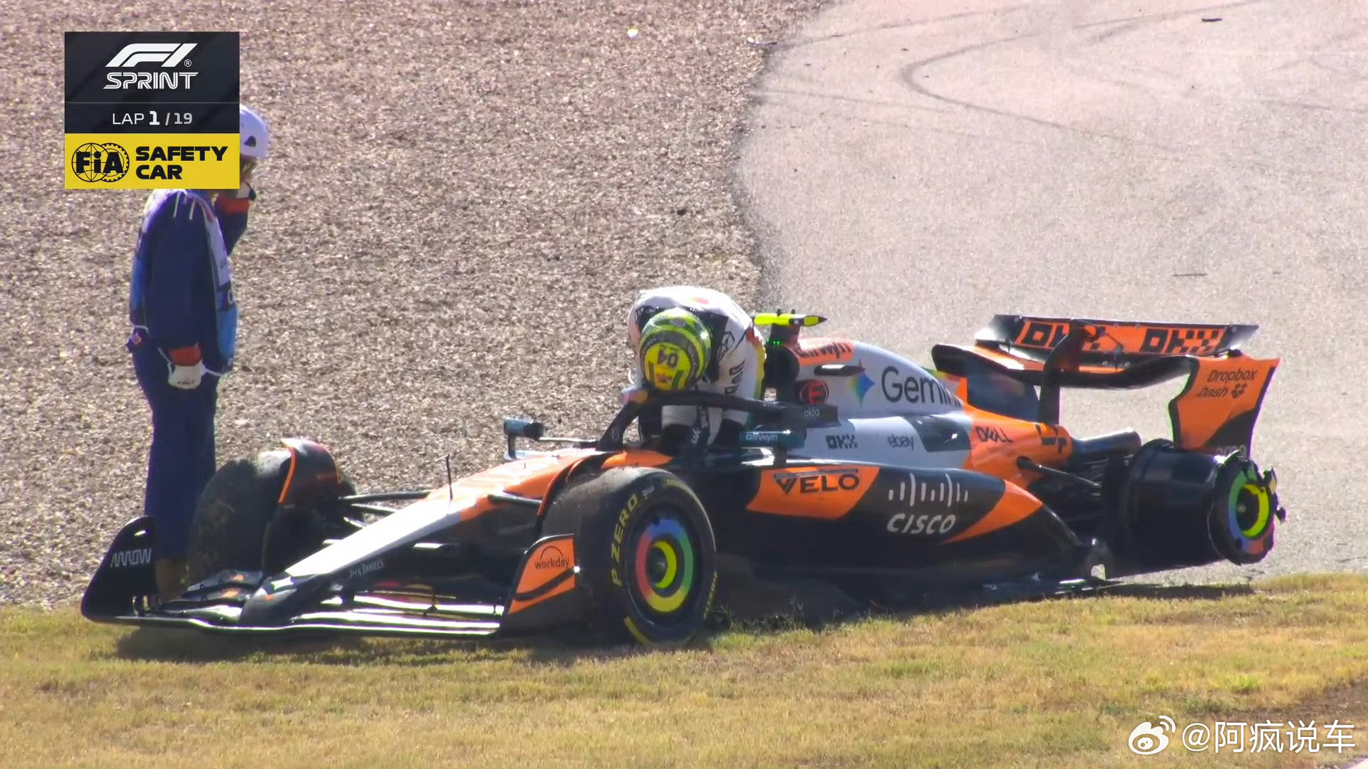 F1正赛刚刚开始，迈凯轮双车退赛。我看有网友说，让他们直接加入闪购送外卖去吧，笑