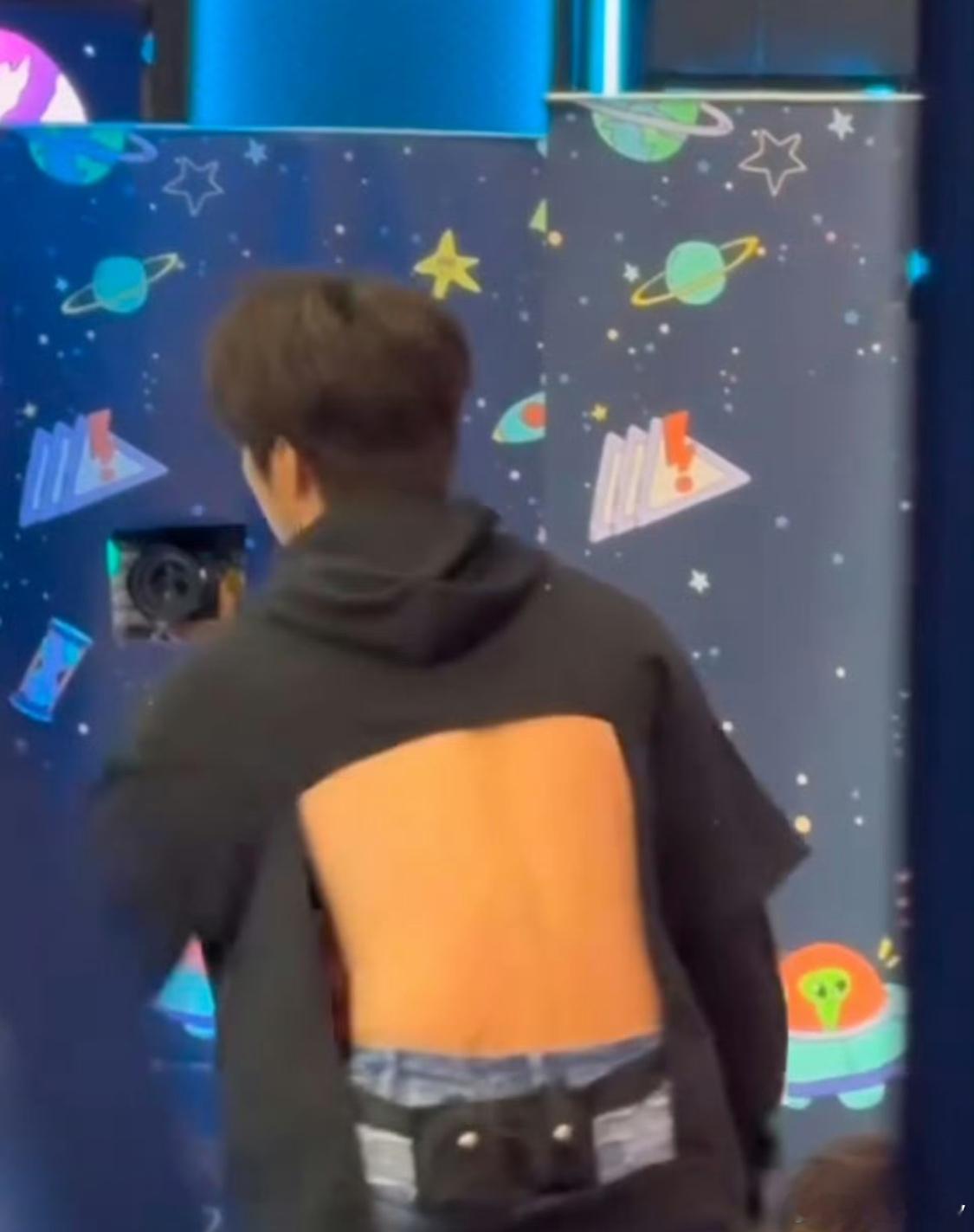 已经看完了百分之五十的刘耀文好奇这是哪位设计师的手作，一个敢设计一个也敢穿，主打