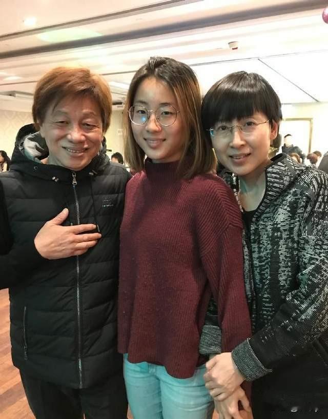 梁小龙女儿近照
他去世的原因也公布了，因为心梗
这位是他的小女儿梁靖南，95后