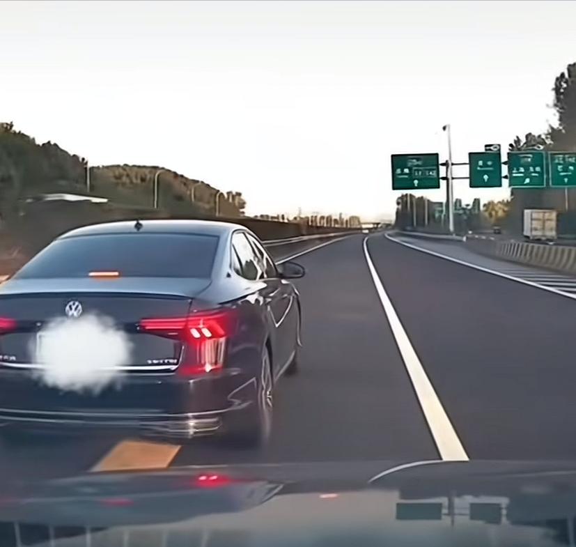 区间测速与AI识别让高速龟速车面临处罚。高速开车，要说别车列为第一讨厌开车行为，