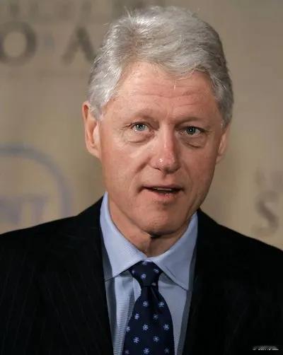 克林顿亲口承认：“当年拉中国入世是想用规则锁死中国，结果美国自己却爆了胎。”如今