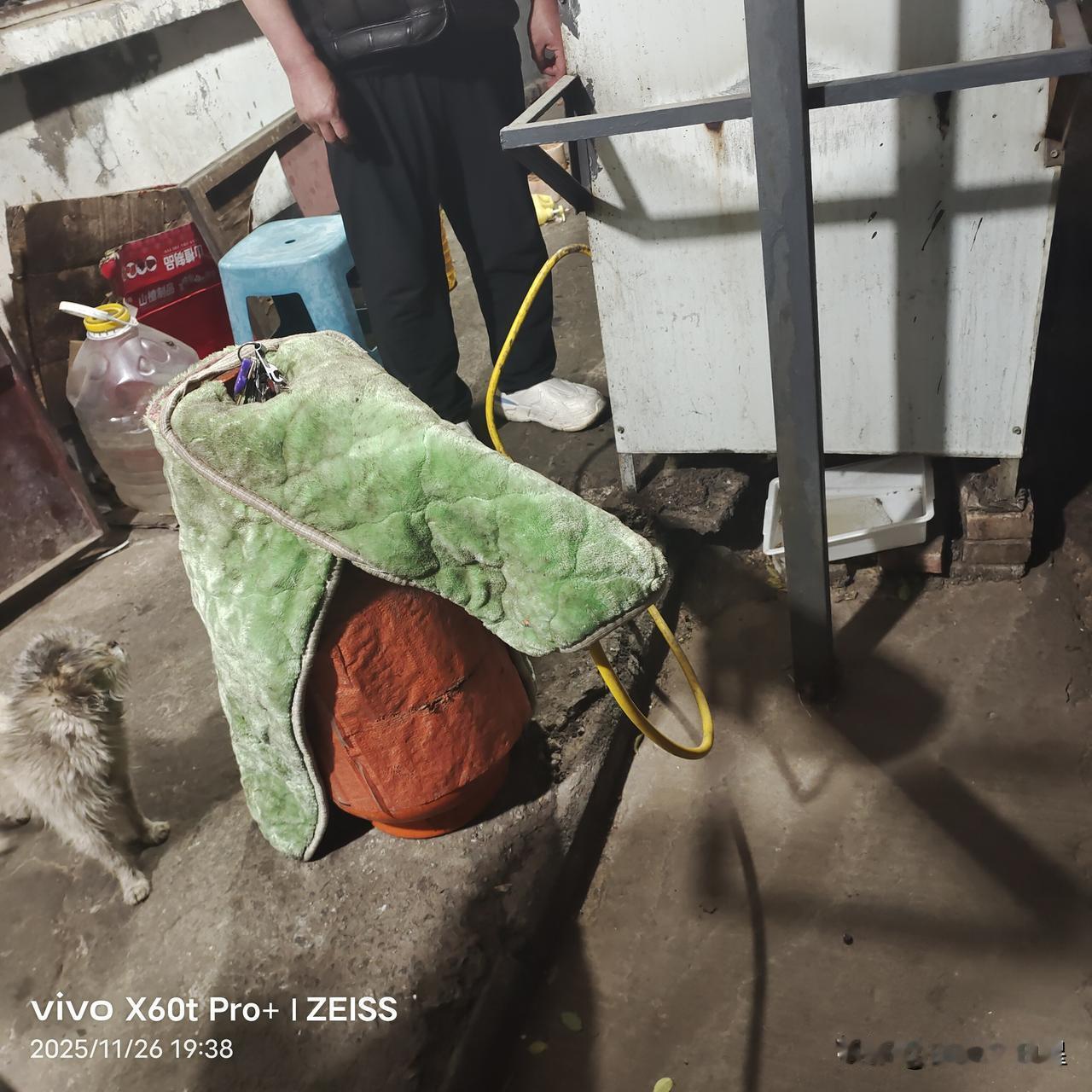 活了大半辈子，真不明白液化气罐为什么还要穿棉衣？

昨天接小孙子放学回来路上，小