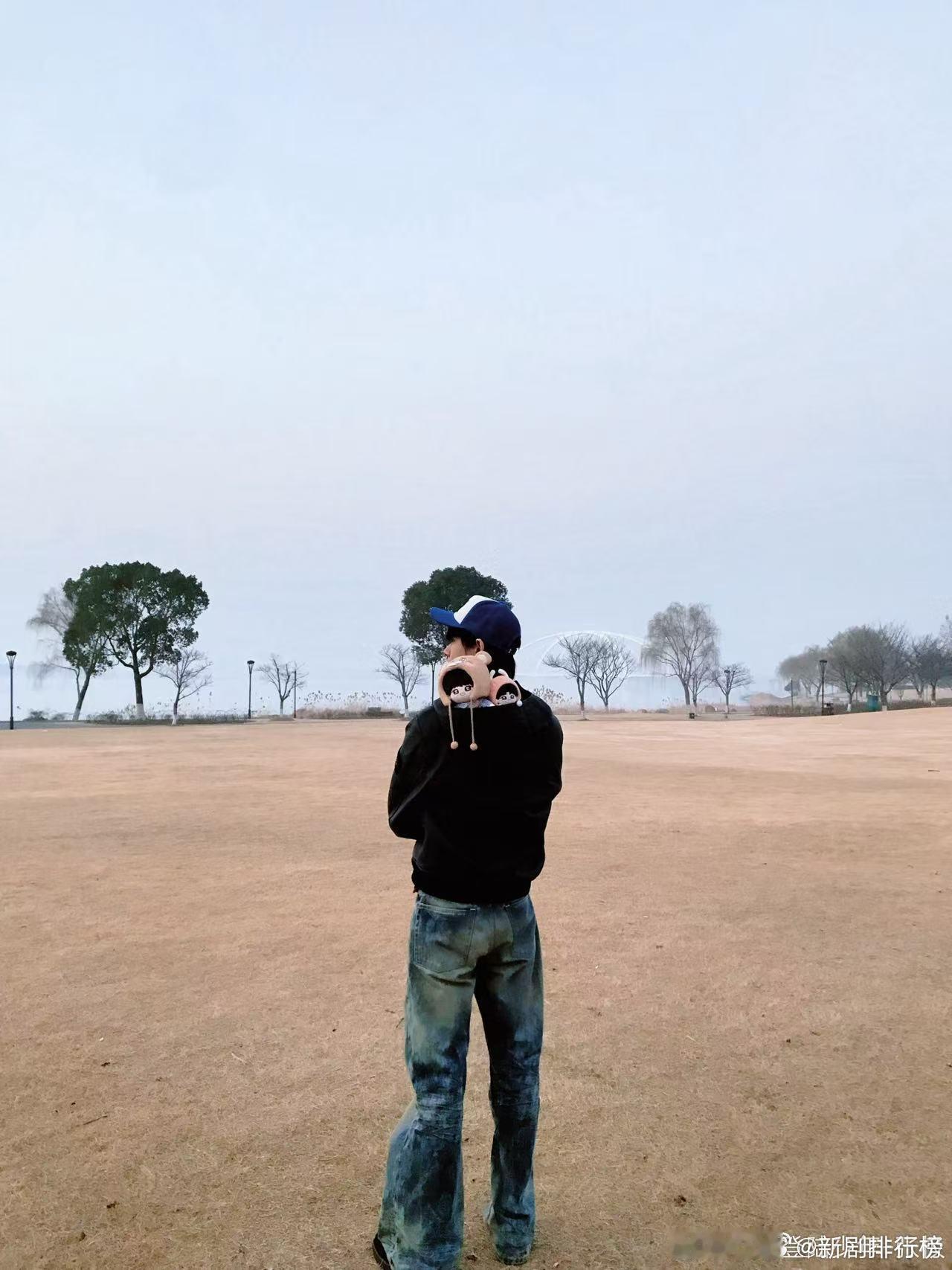 张极又在哪闯祸呢  张极真的无时无刻不在制造笑点，安安静静穿个羽绒服都能闯祸 