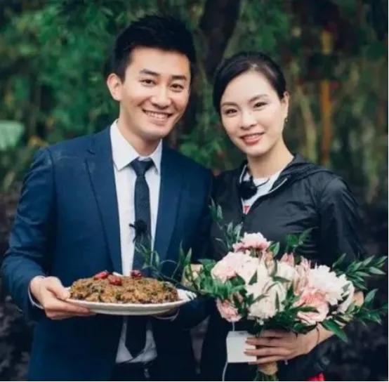 她是奥运冠军，结婚时跪下给婆婆敬茶，婆婆一脸骄傲。婚后她两次怀孕，婆婆都没去看过