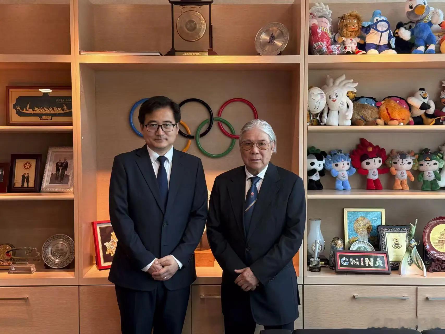 李云飞与霍震霆签署比亚迪与中国香港体育协会暨奥林匹克委员会合作备忘录，比亚迪成为