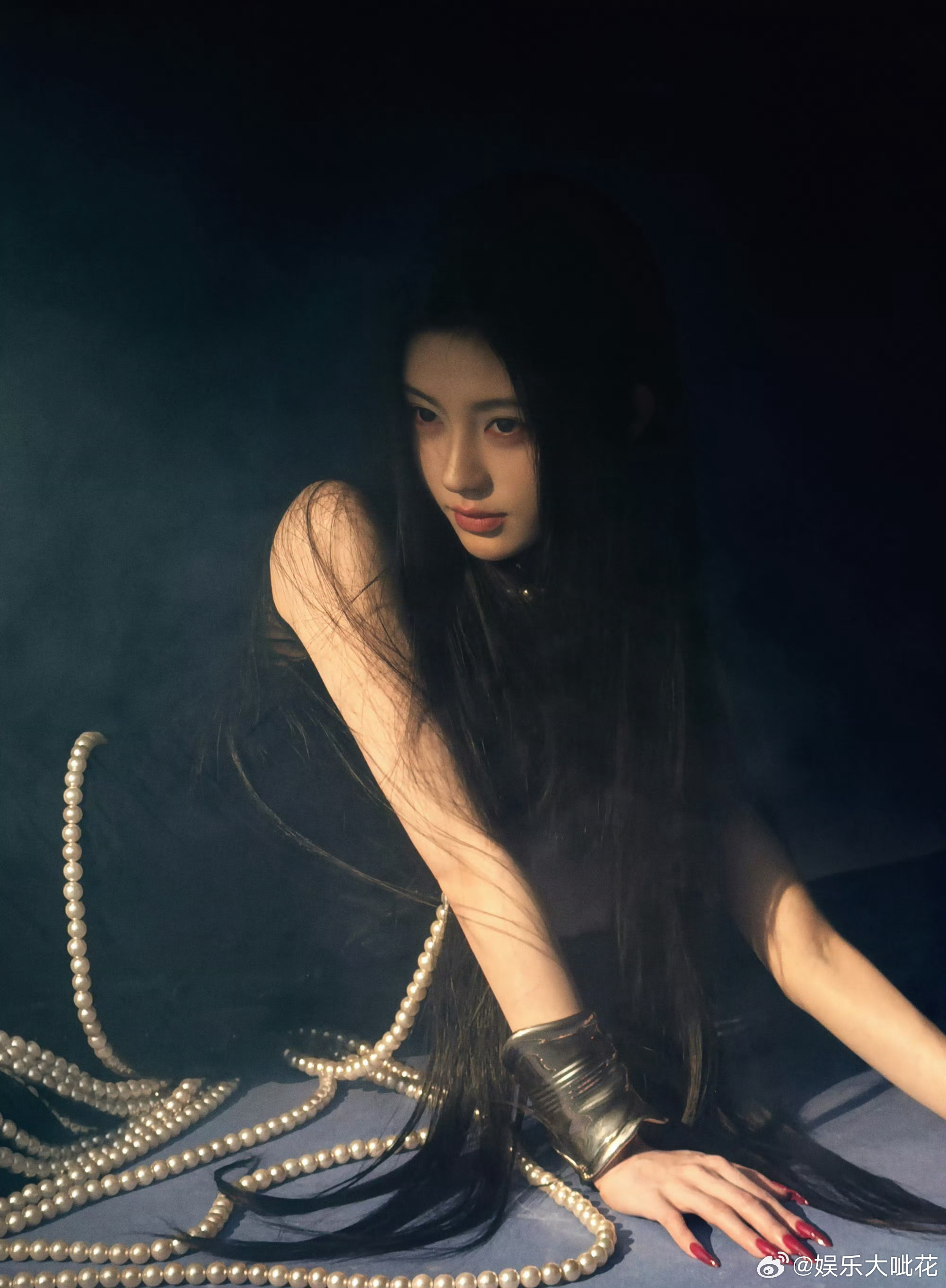 鞠婧祎黑天鹅外套鞠婧祎黑天鹅羽毛外套 谁说黑白天鹅不能共存 