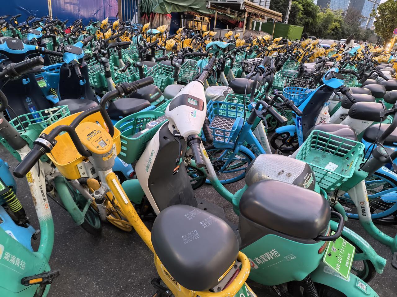 多多的共享电动车，昆明如果是没有电动的。都没有生意85%都是带电瓶的，这就是昆明