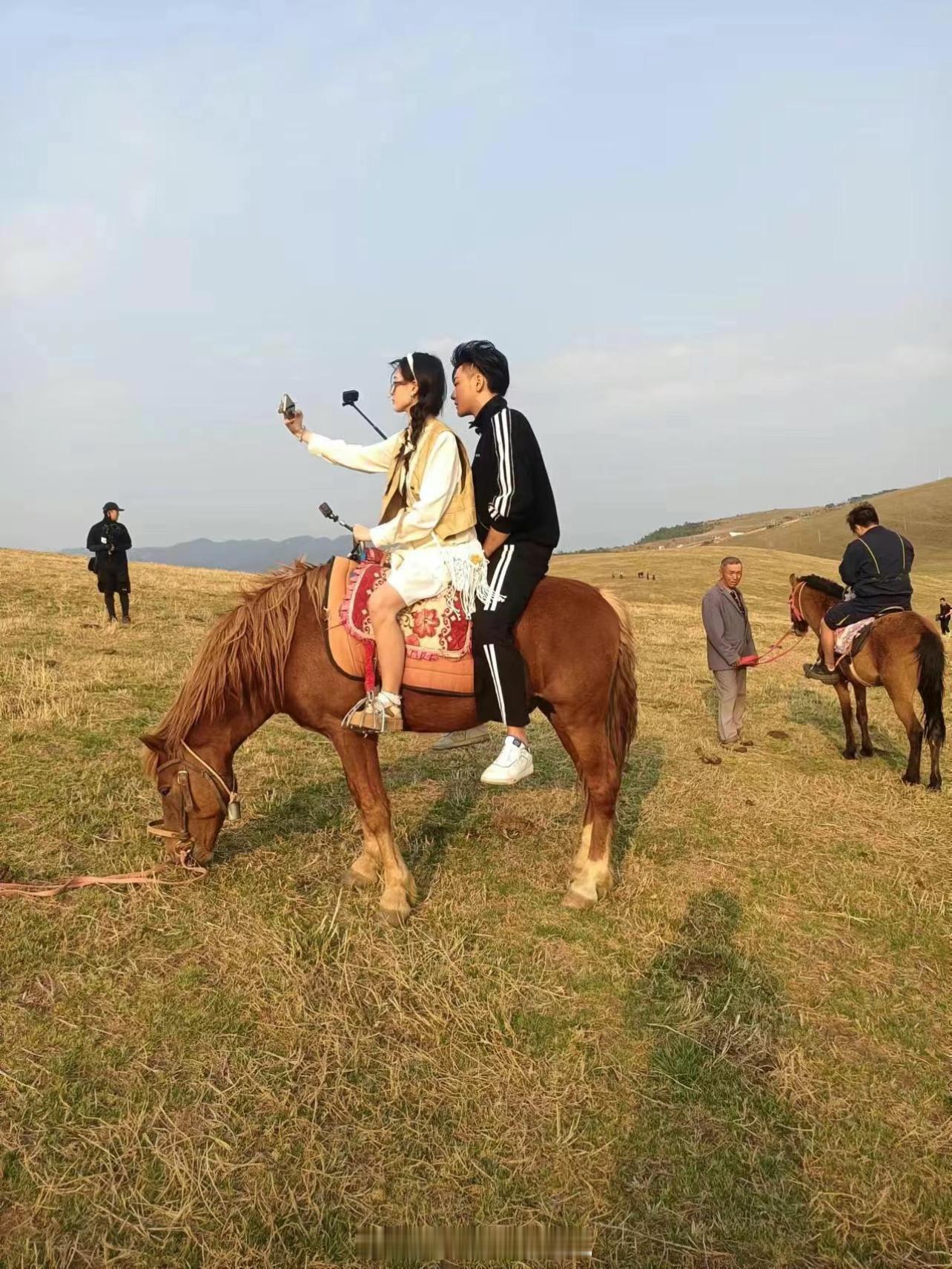 #黄子韬徐艺洋吃同一块饼#和员工共骑一匹马怎么了，和员工挽手怎么了，和员工吃一个