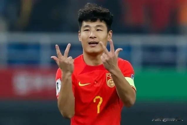 这样的武磊谁还敢喷？必须赞一波，这才是国足真正需要的“武球王”，有能力、有责任、